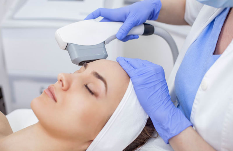 Un traitement esthétique par ultrasons HIFU ou ultrasons hautes fréquences permet de rajeunir durablement la peau en stimulant la production de collagène et d’élastine par l’organisme.