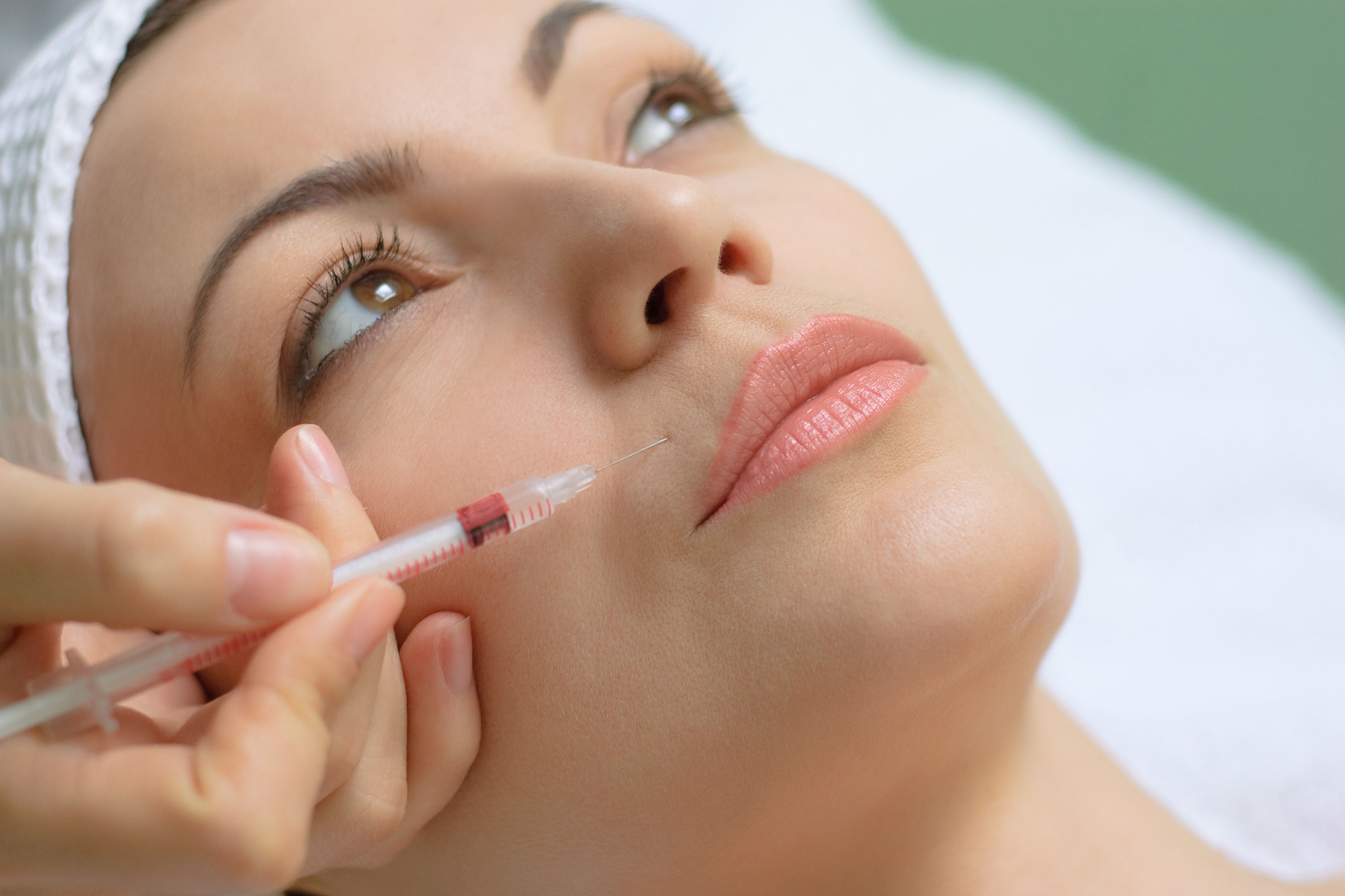 Rajeunissement du visage grace à des injection d'acide hyaluronique à Paris