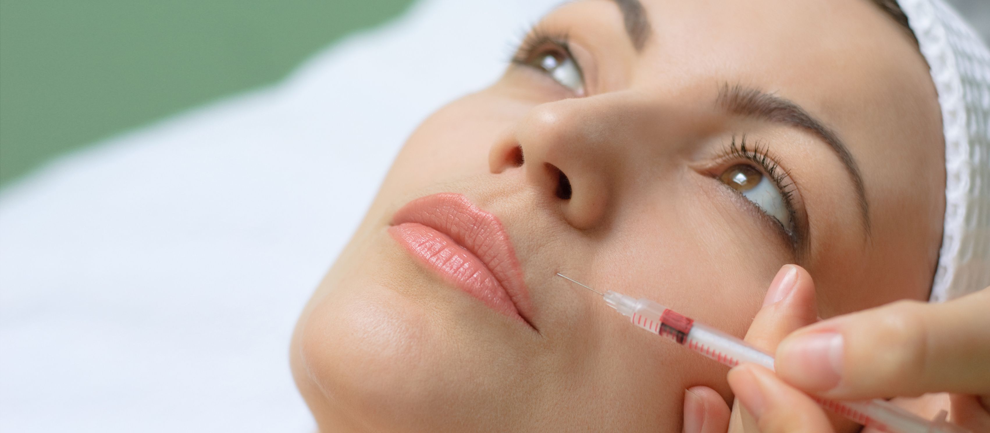 Rajeunissement du visage grâce à des injections d'acide hyaluronique à Paris