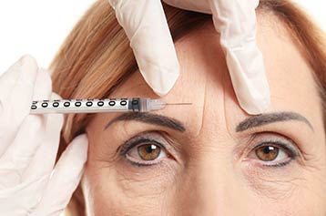 Supprimer les rides horizontales du front avec des injections de botox et d'acide hyaluronique